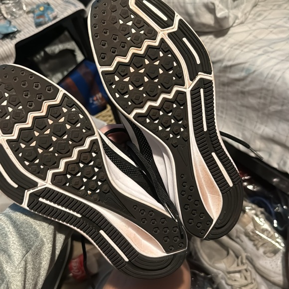 men’s nike running shoes barely used, does not come with box. - Picture 3 of 3
